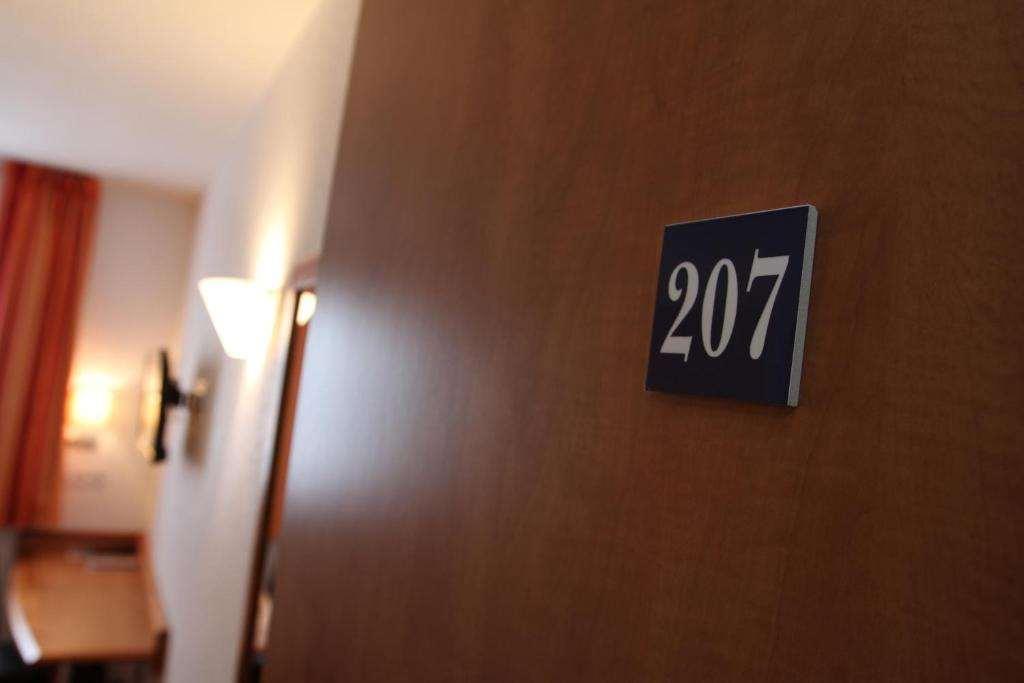 Brit Hotel Confort Villeneuve Sur Lot Bias  الغرفة الصورة